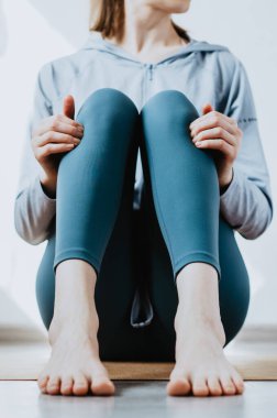 Diz altında akupres yapan kadın ST36