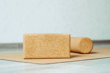 Mantar bloğu ve mantar silindiri yoga minderinde