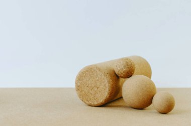 Yoga terapisi için aksesuarları kapatın: mantar silindiri ve yoga minderindeki masaj topları