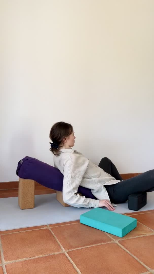 Femme Faisant Yoga Réparateur Soutenu Pose Papillon Avec Accessoires — Video