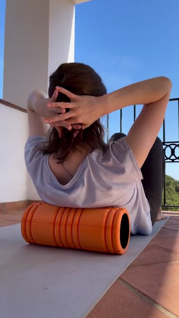 泡のローラーが付いている背部筋肉のMyofascial解放をする女性 — ストック動画