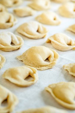 Hamur köftelerini beyaz keten kumaşla kapat.