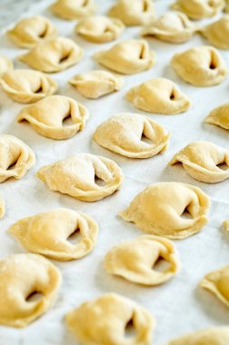 Beyaz keten kumaş üzerinde ev yapımı hamur tatlısı.