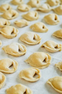 Beyaz keten kumaş üzerinde ev yapımı hamur tatlısı.