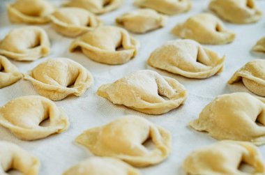 Beyaz keten kumaş üzerinde ev yapımı hamur tatlısı.