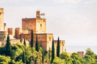 Yeşillik ve yumuşak günbatımı ışığıyla Alhambra Sarayı