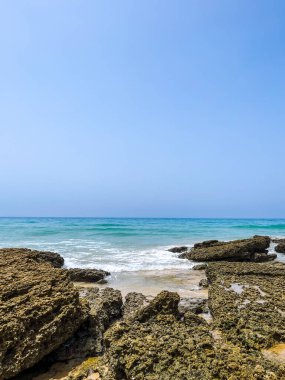 Açık bir yaz gününde Rocky sahili