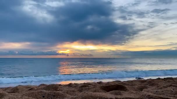 Barceloneta Sahili Nde Bulutlu Bir Günde Gün Doğumu Zamanı — Stok video