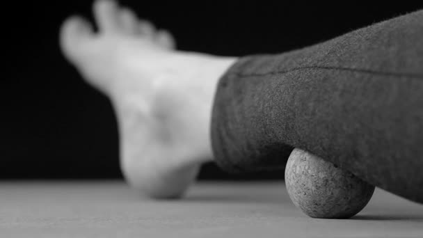 Närbild Kalv Muskler Kork Massage Boll Myofascial Release Massage Motion — Stockvideo