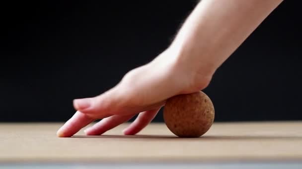 Close Handfläche Auf Korkball Tun Myofasziale Release Massage Übung — Stockvideo