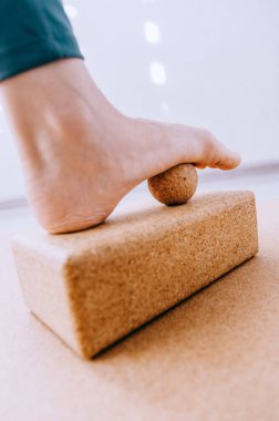 Mantar masaj topuyla ayak bağlama egzersizi yap.