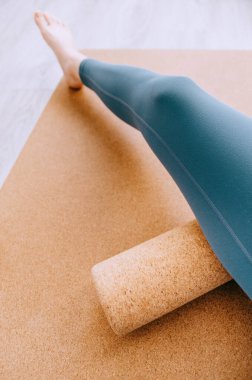 MFR masajı yapan kadına yakın çekim mantar silindiri.