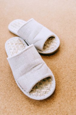 Mantar yüzeyinde bambu ve pamuk terlikler