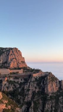 Büyülenmiş manzara: bulutlardan oluşan rüya gibi bir deniz. Gün doğumunun yumuşak ışığı ve dağlarda yankılanan manastır çanları.