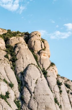 Açık mavi gökyüzünün altında eşsiz taş oluşumlarıyla Montserrat zirvesine yakın.