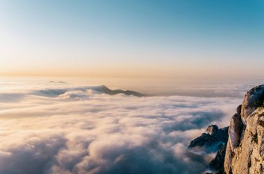 Montserrat Dağları 'nın kayalıklarına yaklaş. Rüya gibi bulutlar ve gün doğumu ışığıyla.