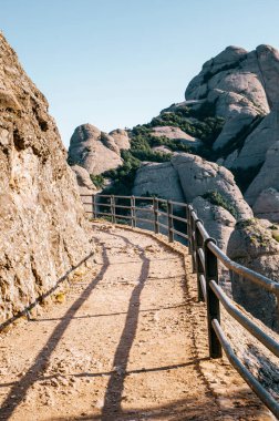 Montserrat 'ın görkemli tepelerinde manzaralı patika