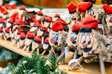 Geleneksel Katalan Tio de Nadal kütükleri Noel pazarında neşeli yüzlü