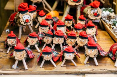 Geleneksel Katalan Tio de Nadal kütükleri Noel pazarında neşeli yüzlü