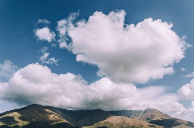 Sierra Bermeja 'nın engebeli dağları üzerinde çarpıcı kalp şekilli bulut oluşumları