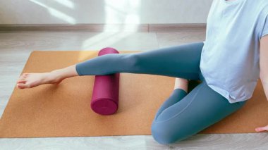 Baldır kaslarında miyofasyal gevşeme için makas tekniği kullanan bir kadının yakın çekimi.