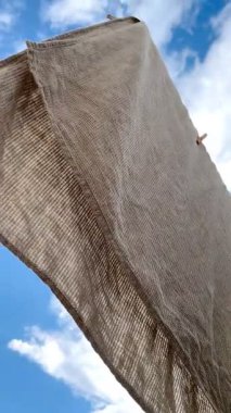 Rüzgarda sallanan bir waffle havlusunun düşük açılı klipsi.