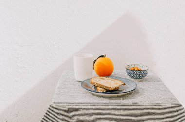 Kırsal beyaz bir duvar tarafından hazırlanan samimi minimalist kahvaltı