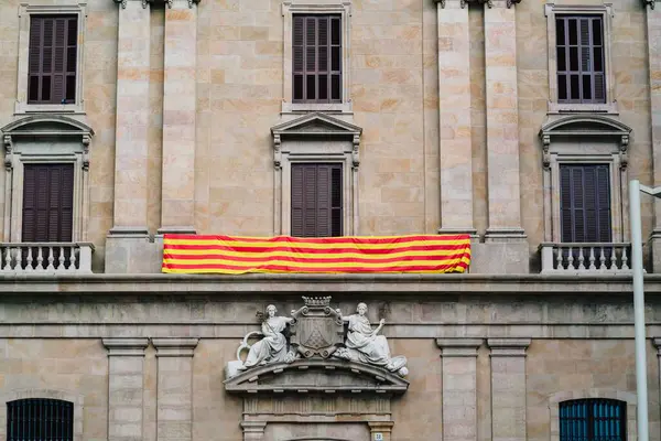 Tarihi bina cephesinde Katalan bayrağı