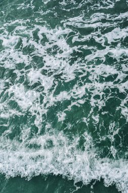 Derin yeşil su üzerinde dönen deniz köpüğünün soyut hava görüntüsü