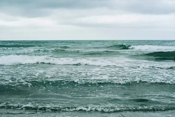 Karamsar minimalist deniz manzarasında katmanlı dokular