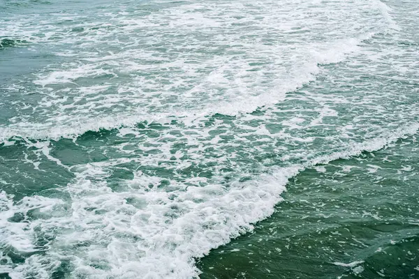 Karamsar minimalist deniz manzarasında katmanlı dokular