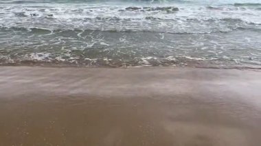 Huysuz sabah denizi dalgalı