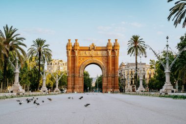 Barcelona 'nın Zafer Takı' nın huzurlu gündoğumu manzarası boş gezinti güvertesi ve kuşlarla