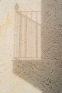 Duvardaki balkon korkuluğunun gölgesi