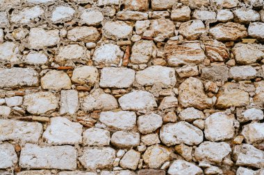 Deniz kenarındaki eski taş duvar dokusu.