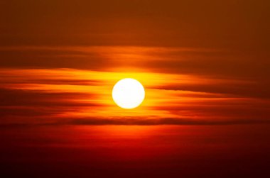 Kırmızı ve turuncu renkli dramatik gün batımı gökyüzü, ikinci aşama.