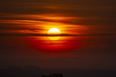 Kırmızı ve turuncu renkli dramatik günbatımı gökyüzü, V aşaması