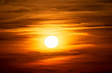 Canlı turuncu ve kırmızı renkleriyle destansı gün batımı bulutları gökyüzü, birinci aşama.