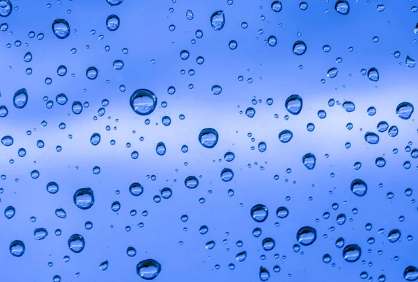 Blauw Regenwater Druppels Een Raam Glas Close Gekleurde Drop Achtergrond — Stockfoto