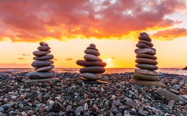 Trzy Wieże Lub Wieże Kamienia Ładnej Pustej Plaży Morskiej Linią — Zdjęcie stockowe