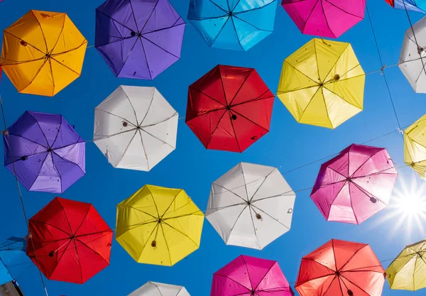 Bunte Regenschirme Hintergrund Bunte Regenbogenschirme Himmel Straßendekoration — Stockfoto