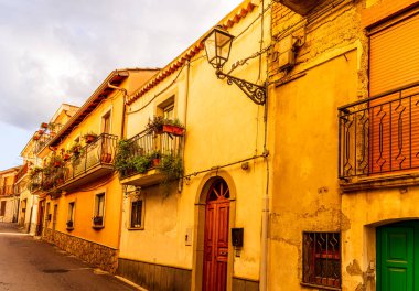 Akdeniz 'in eski ve sık bir dağ kasabası. Akşam ışığında sarı evler, Avrupa' nın klasik köyü.