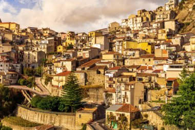 Akdeniz 'in eski ve sık bir dağ kasabası. Akşam ışığında sarp bir dağın eteklerinde sarı evler ve teraslar var. Bir kayanın üzerindeki klasik Avrupa köyü.