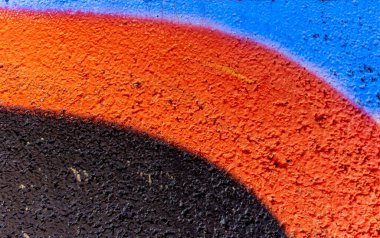 Parlak aerosol şeritleri ve güzel renkleri olan bir şehirdeki duvar yazısının renkli arkaplanı, şehir duvarları.