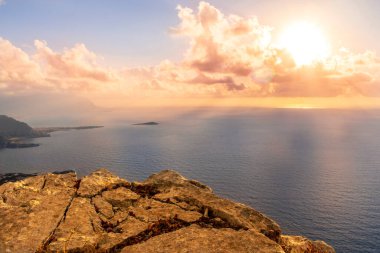 Güzel bir gün batımı ya da yüksek kayalıklardan denizin üzerinde gün doğumu. Panorama web pankartı ya da baskısı. Tatil konsepti arka plan duvar kağıdı