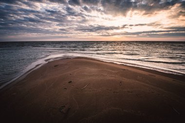 Litvanya, Nida 'daki Curonian Lagünü' nün sabahın erken saatlerinde manzarası