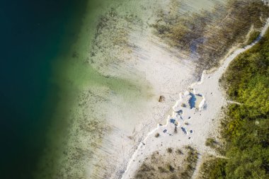 Yukarıdan beyaz kil plajı. Gölün drone fotoğrafı..