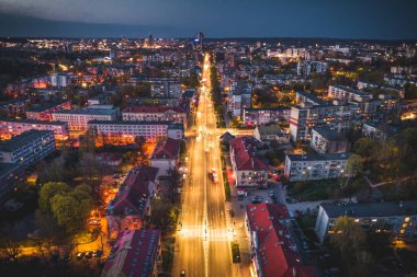 Vilnius şehrindeki sokak lambaları gece yukarıdan. Litvanya, Savanoriu Bulvarı.