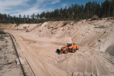 Traktör kum ocağında çalışıyor. Drone fotoğrafı