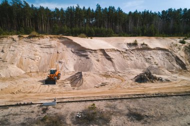 Traktör kum ocağında çalışıyor. Yukarıdan drone fotoğrafı
